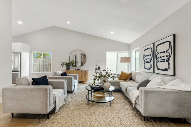 Building Photo - Beautifully Renovated 3 Bed/2 Bath Home in...