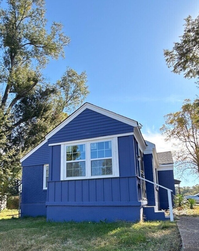 Building Photo - 1064 Brower St