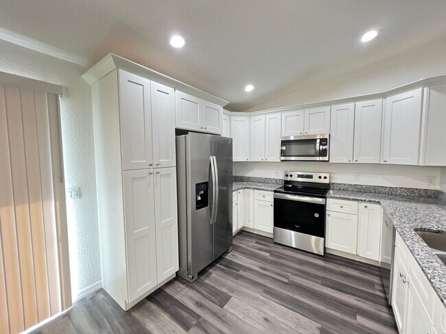 Building Photo - Beautifl Bedroom / 2 Bath Home in Ocklawaha!