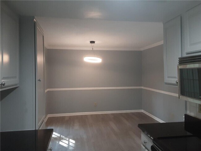 Building Photo - 6900 Roswell Rd