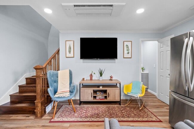 Building Photo - 2 Mead Dr