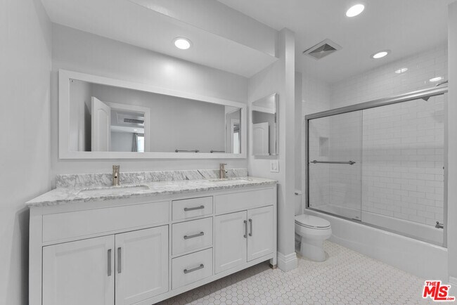 Building Photo - 809 S Bundy Dr