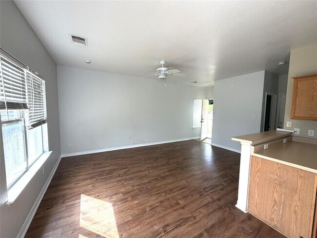 Building Photo - 1512 S Medina St