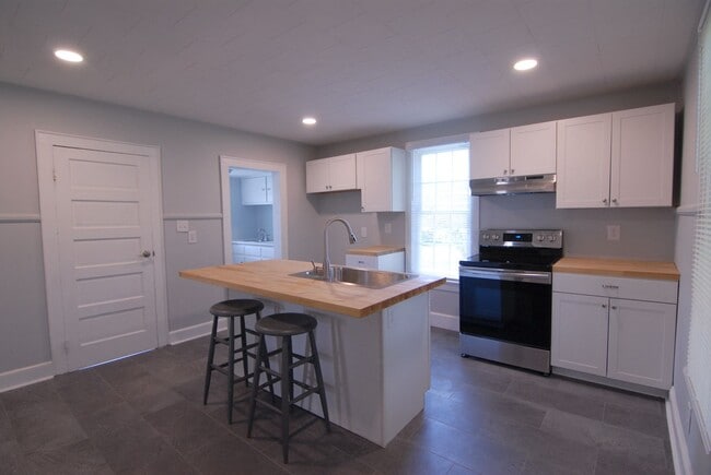 Building Photo - APPLICATIONS PENDING! Charming blue renova...