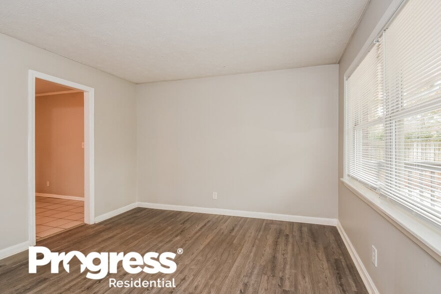 Building Photo - 643 Milford Dr SW