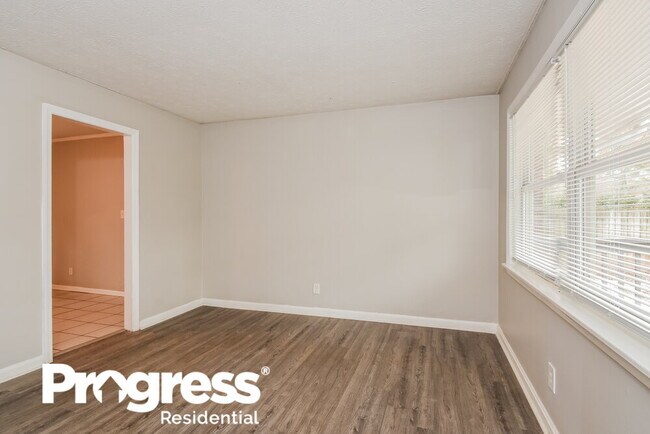 Building Photo - 643 Milford Dr SW