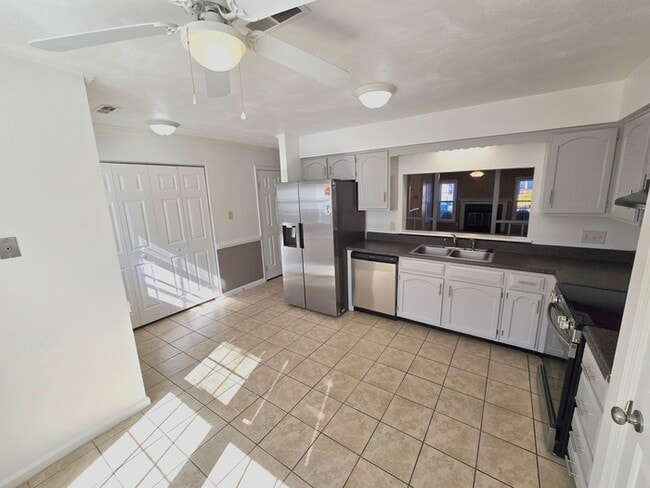 Building Photo - STUNNING TWO STORY 3 BEDROOM/ 2.5 BATH TOW...