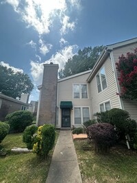 Building Photo - 3BD/2BA Townhouse located in Whispering Oaks!