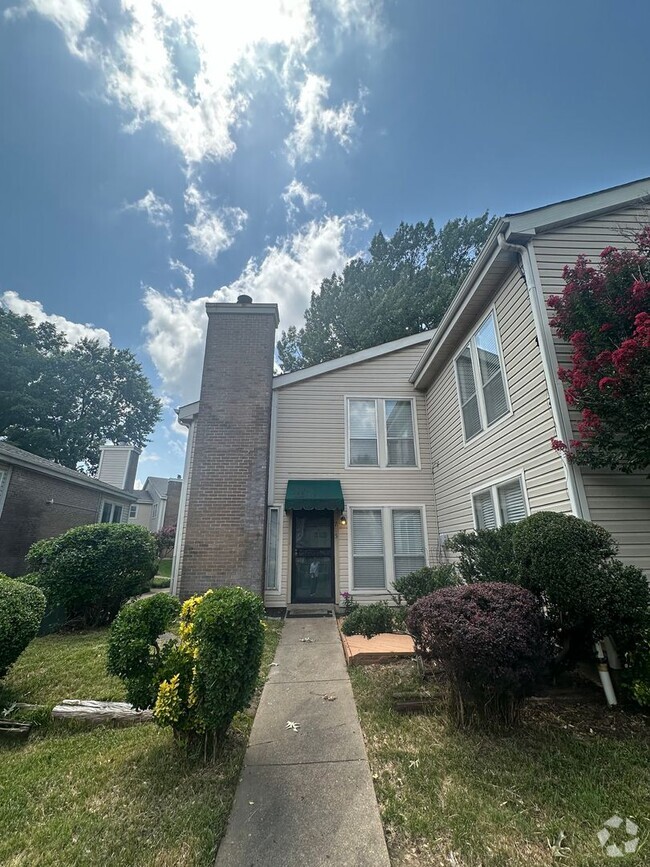 Building Photo - 3BD/2BA Townhouse located in Whispering Oaks!
