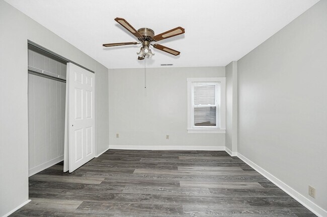 Building Photo - 98 School St