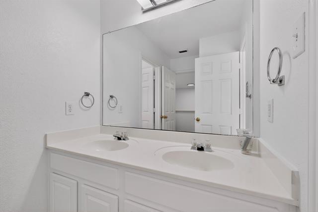 Building Photo - 2050 Ashbourne Dr