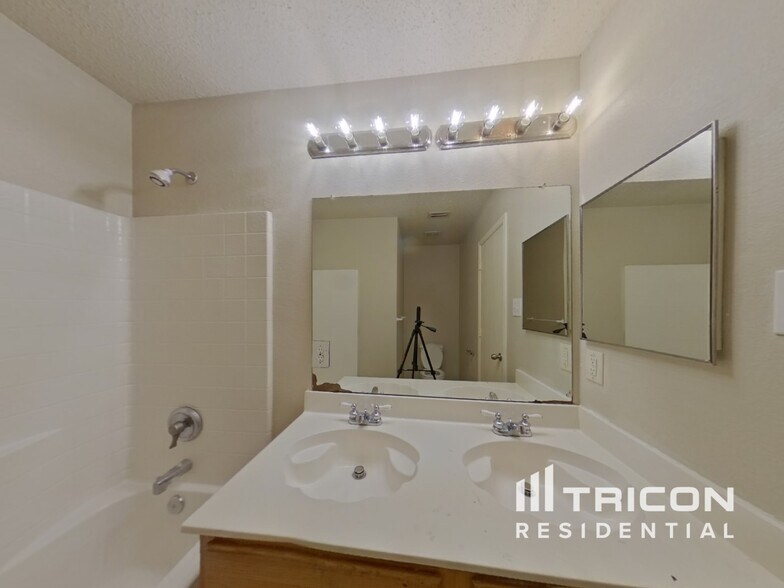 Building Photo - 8769 Garden Springs Dr