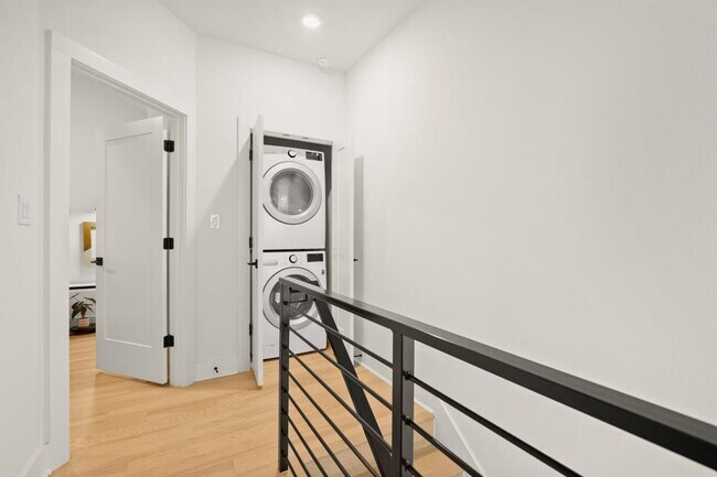 Building Photo - 1413 Montopolis Dr