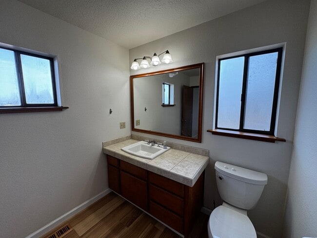 Building Photo - Charming 3 Bedroom 2 Bath home located in Humboldt Hill!