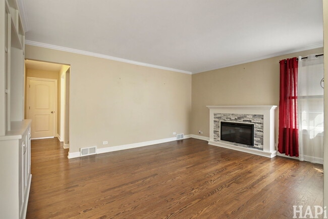 Building Photo - 115 N Hager Ave