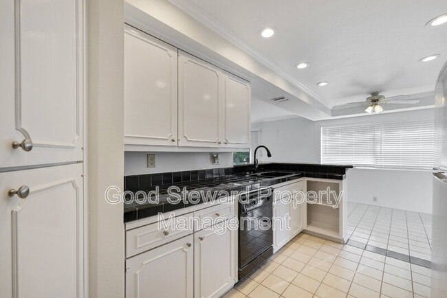 Building Photo - 5111 Roxborough Dr