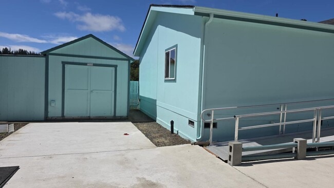 Building Photo - 3 bedroom, 1 3/4 bath home in Hoquiam on t...