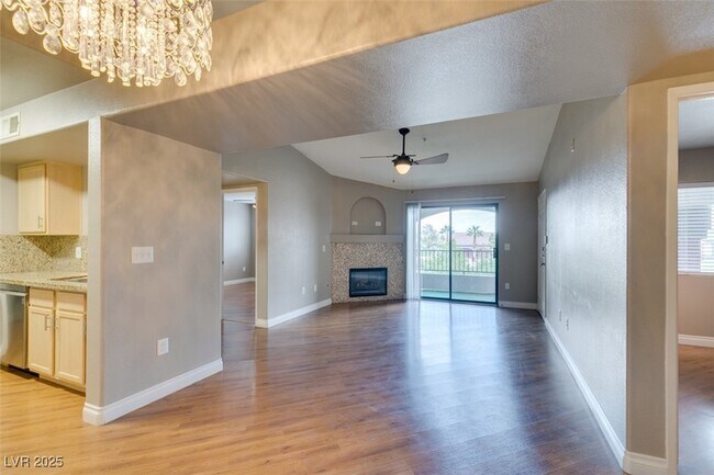 Building Photo - 950 Seven Hills Dr