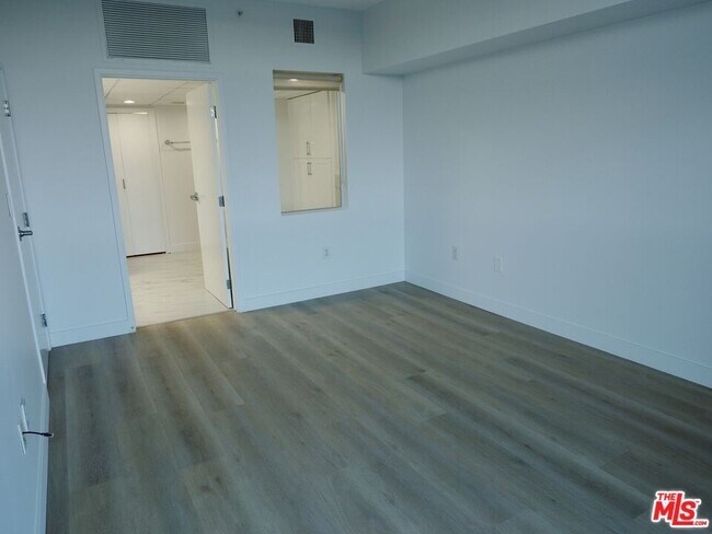 Building Photo - 13700 Marina Pointe Dr
