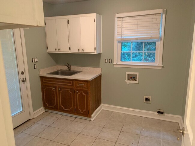 Building Photo - 350 Hollyberry Dr