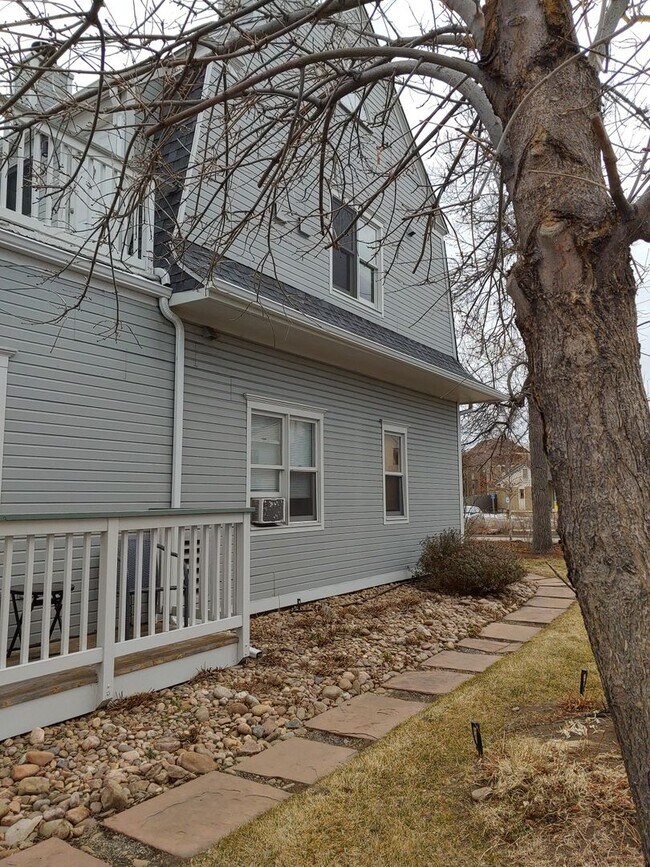 Building Photo - Cozy 1 Bed/1 Bath Victorian Style Complex ...