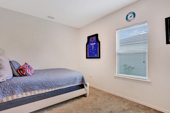 Building Photo - Gorgeous 4/3 in Newberry Corners
