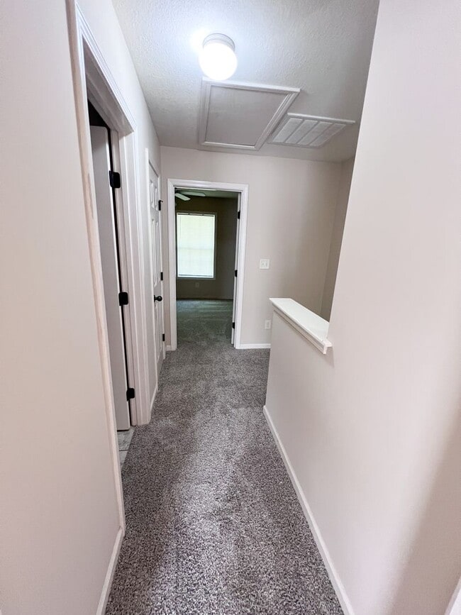 Building Photo - 2 Bedroom 1.5 Bathroom Townhome