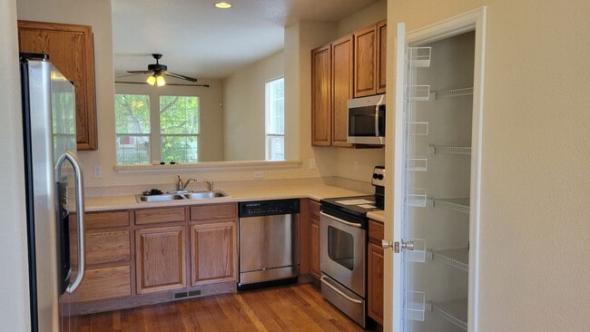 Building Photo - Single Family 3 Bed, 2.5 Bath Home - Avail...