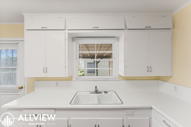 Building Photo - Charming 1-Bedroom Private Home with Backyard – 6-Month Lease with Month-to-Month Flexibility