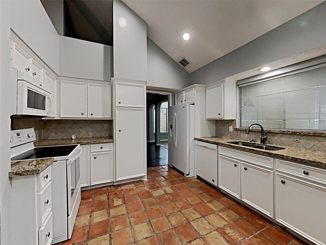 Building Photo - 16031 Hidden Acres Dr