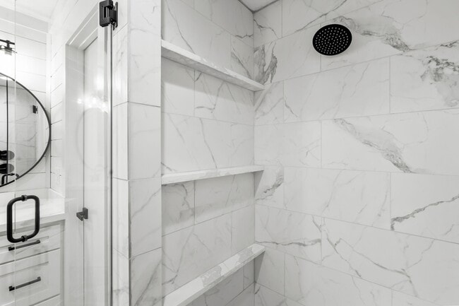 Building Photo - 9645 Twin Shores Dr