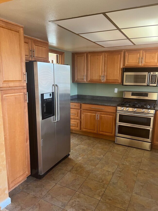 Building Photo - Tri-level 4 bedroom 3 bathroom Rincon Vall...