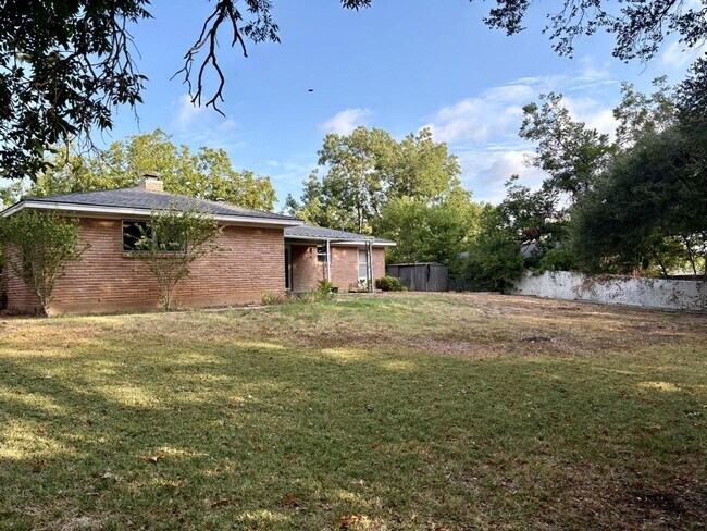 Building Photo - 11401 Indianhead Dr