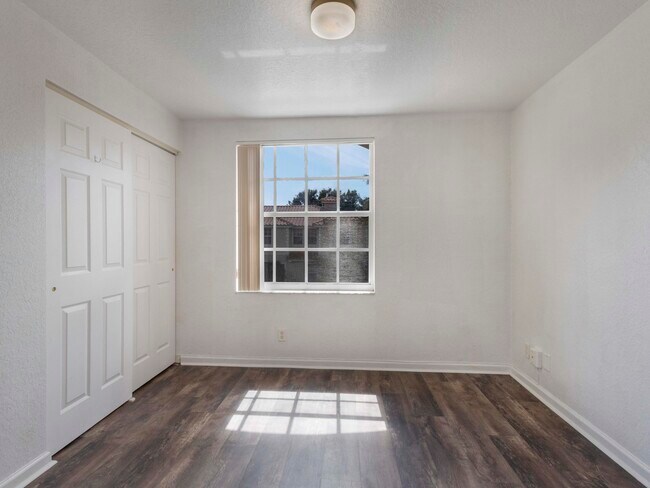 Building Photo - 970 Summit Lake Dr