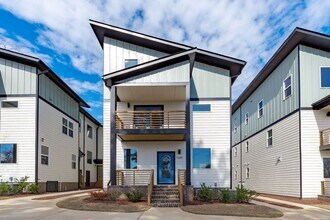 Building Photo - Luxurious Newly Built 3BD, 4BA Downtown Raleigh Townhome with Spacious Balcony and Natural Light ...