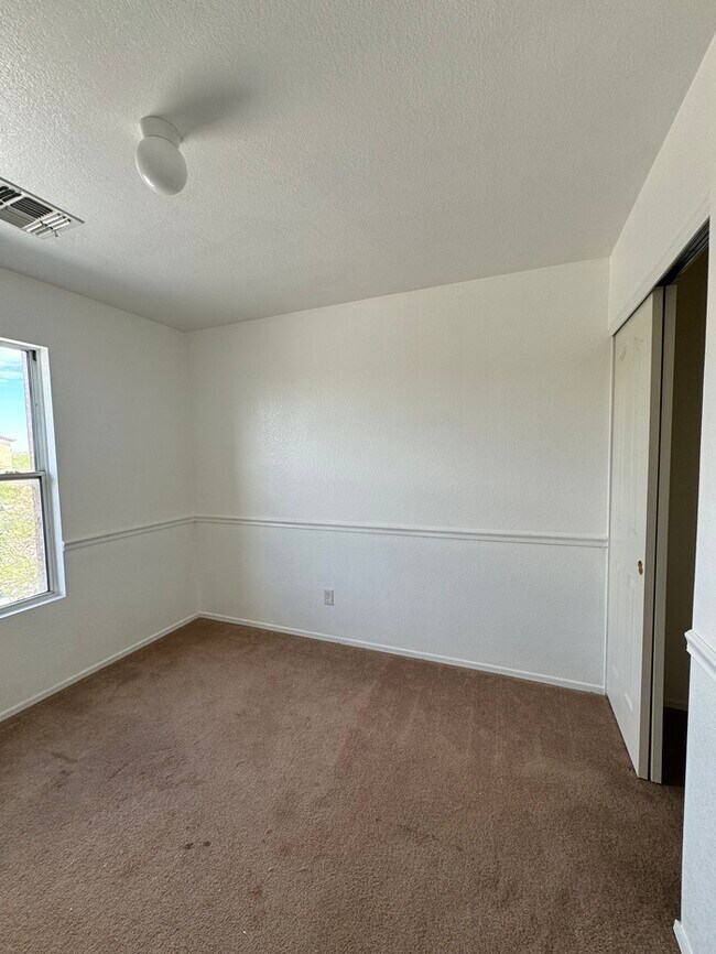 Building Photo - HOUSE FOR RENT