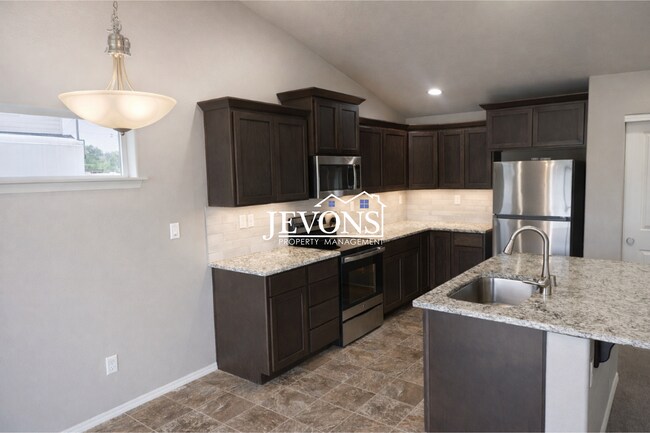 Building Photo - Coming Soon! Great Home with Granite Kitchen & 2-Car Garage in Yakima
