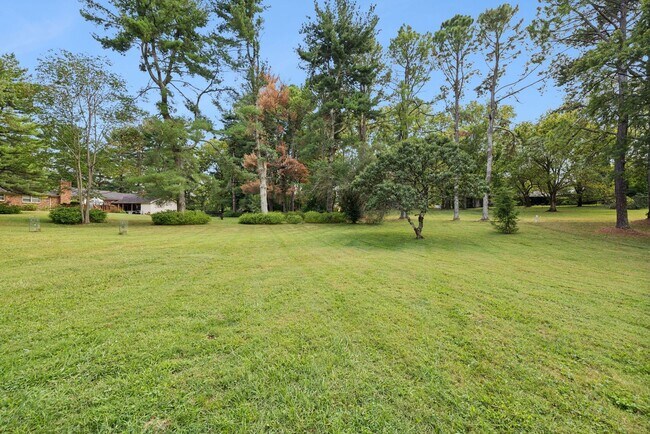 Building Photo - Completely renovated ranch 4BR/4BA ranch h...