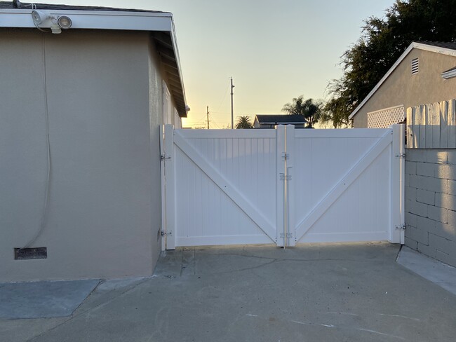 Building Photo - 14716 Daphne Ave