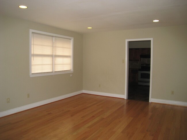 Building Photo - Townhome in Lake View