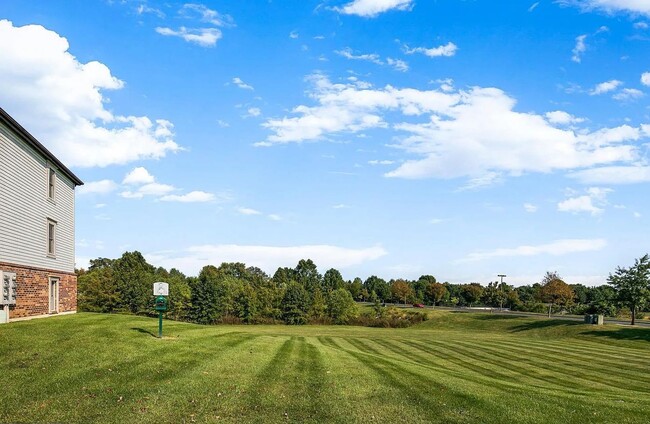 Building Photo - Well maintained condo in established Frederick neighborhood available mid April!