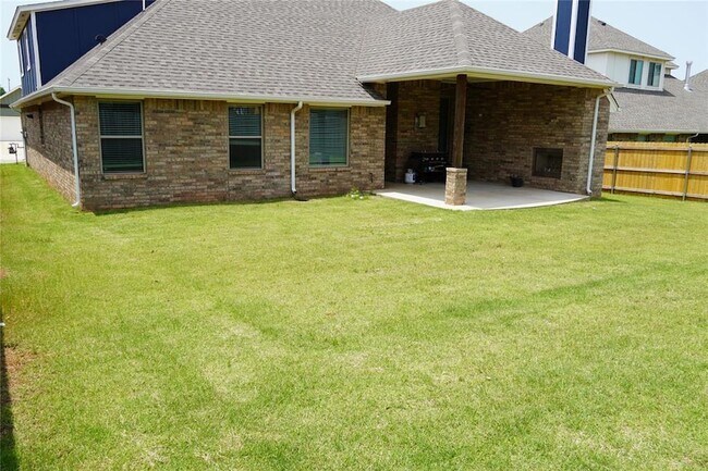 Building Photo - 5500 Carmel Crk Dr