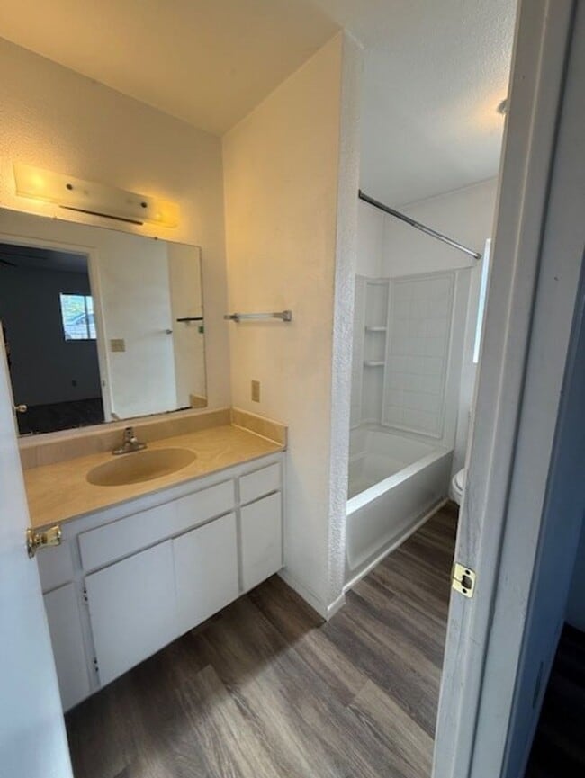 Building Photo - 2 Bedroom 2 Bath Contact Property Pros Pro...