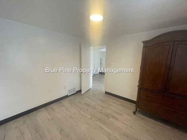 Building Photo - 110 1/2 4th Street