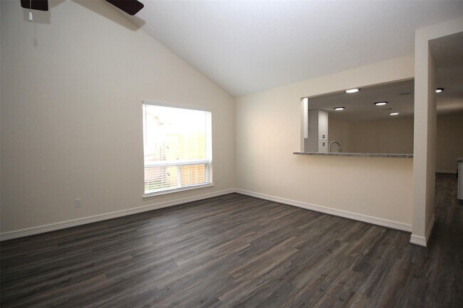 Building Photo - 805 Willow Creek Dr