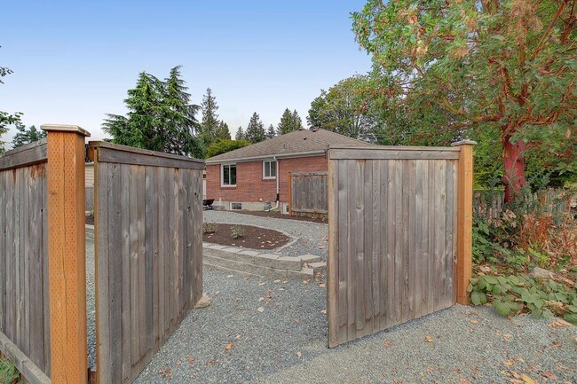 Building Photo - 4Bd/1.75Ba Edmonds House