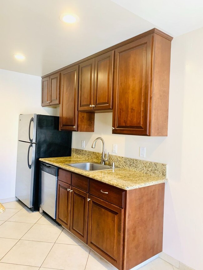Building Photo - 1BD/1BA Mission Hills Apartment w/ 1-Car Garage! Only $1,995/mo~
