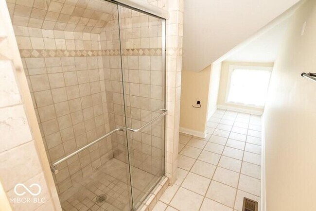 Building Photo - Sweet Spacious Townhome With Finished Base...