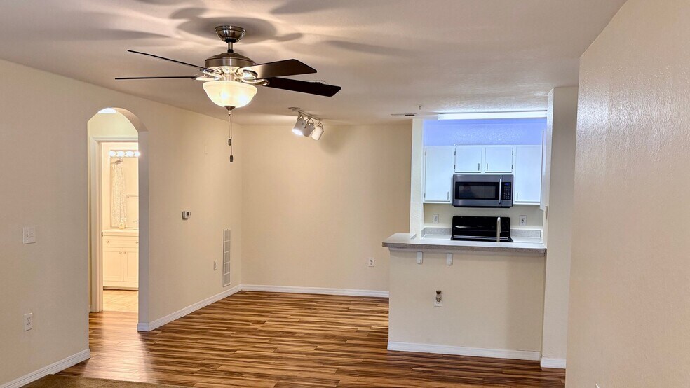 Building Photo - 8917 Manor Loop