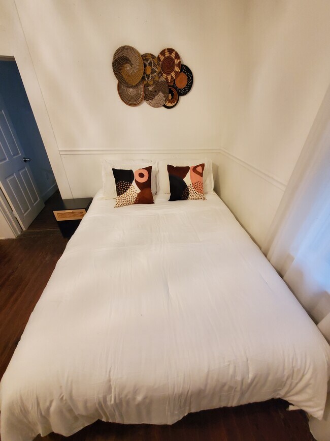 Building Photo - Furnished, Cozy Stay in the Arts District